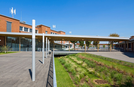 Dossier de presse | 942-02 - Communiqué de presse | Recyclage vertueux. Un nouveau lycée au Bourget. - Hubert & Roy architectes et associés - Architecture institutionnelle - accès principal et jardin en creux<br> - Crédit photo : Abbadie
