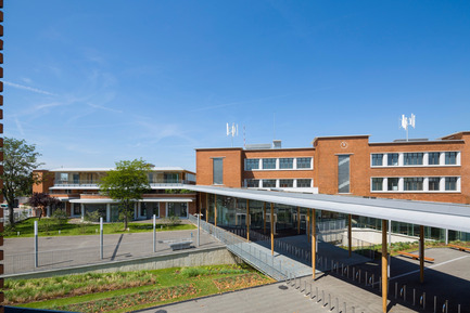 Dossier de presse | 942-02 - Communiqué de presse | Recyclage vertueux. Un nouveau lycée au Bourget. - Hubert & Roy architectes et associés - Architecture institutionnelle - vue générale<br> - Crédit photo : Abbadie