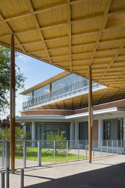 Dossier de presse | 942-02 - Communiqué de presse | Recyclage vertueux. Un nouveau lycée au Bourget. - Hubert & Roy architectes et associés - Architecture institutionnelle - entrée principale<br> - Crédit photo : Abbadie