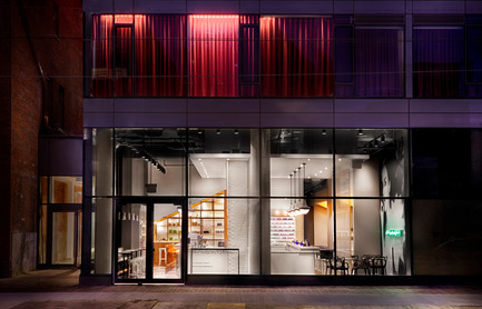 Dossier de presse | 1048-08 - Communiqué de presse | Reinventing the beauty salon experience with Her Majesty’s Pleasure - +tongtong - Design d’intérieur commercial - Her Majesty’s Pleasure truly is a hybrid concept. A place where people can come for their morning coffee and croissant, a quick lunch, an after-work cocktail, to get ready for a night out, or to pamper themselves alone or with friends. Architecturally, the space reflects this ethos as well. As Tong says, it truly is a concept of “many spaces, within a space.” - Crédit photo : Lisa Petrole