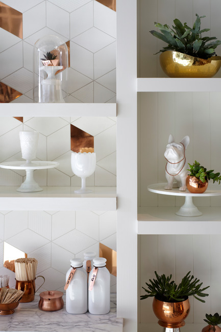 Dossier de presse | 1048-08 - Communiqué de presse | Reinventing the beauty salon experience with Her Majesty’s Pleasure - +tongtong - Design d’intérieur commercial - Riffing on the character of the bar, the sideboard features a white tile design with flecks of copper that resemble falling leaves. - Crédit photo : Lisa Petrole
