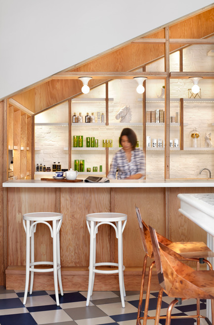 Dossier de presse | 1048-08 - Communiqué de presse | Reinventing the beauty salon experience with Her Majesty’s Pleasure - +tongtong - Design d’intérieur commercial - The lively juxtaposition of the natural wood and the whitewash was a way to really bring a modern architectural, slightly edgier language to something more traditional and refined yet playful. - Crédit photo : Lisa Petrole