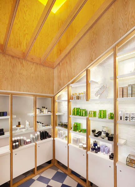 Dossier de presse | 1048-08 - Communiqué de presse | Reinventing the beauty salon experience with Her Majesty’s Pleasure - +tongtong - Design d’intérieur commercial - The lively juxtaposition of the natural wood and the whitewash was a way to really bring a modern architectural, slightly edgier language to something more traditional and refined yet playful. - Crédit photo : Lisa Petrole