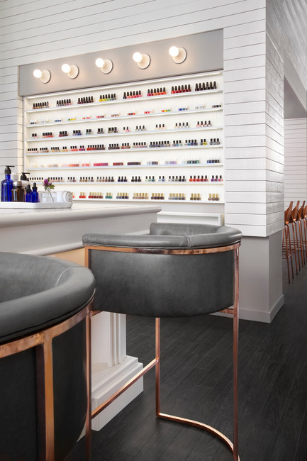 Dossier de presse | 1048-08 - Communiqué de presse | Reinventing the beauty salon experience with Her Majesty’s Pleasure - +tongtong - Design d’intérieur commercial - The marble bar from the entry wraps around, extending the experience into the salon and setting the stage for manicures. - Crédit photo : Lisa Petrole