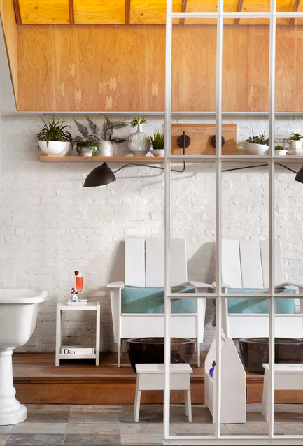 Dossier de presse | 1048-08 - Communiqué de presse | Reinventing the beauty salon experience with Her Majesty’s Pleasure - +tongtong - Design d’intérieur commercial - A long, raised wooden deck lined with Muskoka chairs defines the pedicure area. - Crédit photo : Lisa Petrole