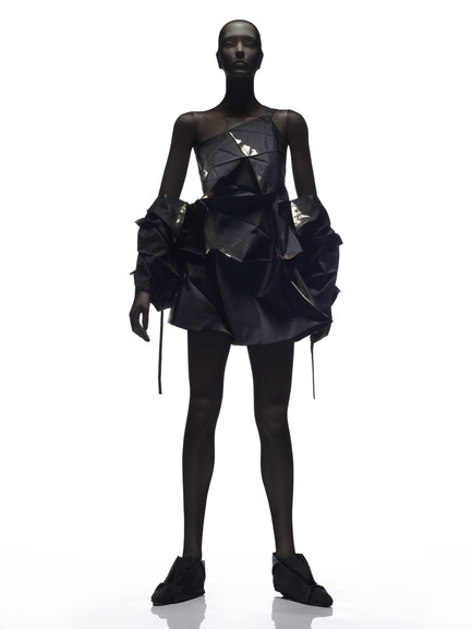 Press kit | 748-20 - Press release | Japanese Design Today 100 - Centre de design de l'UQAM - Event + Exhibition - Robe Miyake, Miyake Design Studio, 2010 <br>Exposition&nbsp;L’objet japonais - Panorama du design contemporain au Japon&nbsp;présentée au Centre de design de l’UQAM&nbsp;<br> Du&nbsp;20 novembre 2014 au 18 janvier 2015 - Photo credit: © The Japan Foundation.<span></span>