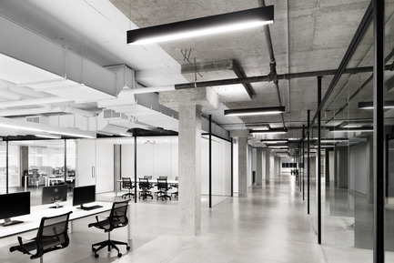 Dossier de presse | 1081-02 - Communiqué de presse | SSENSE - Humà design + architecture - Design d’intérieur commercial - Crédit photo : Adrien Williams