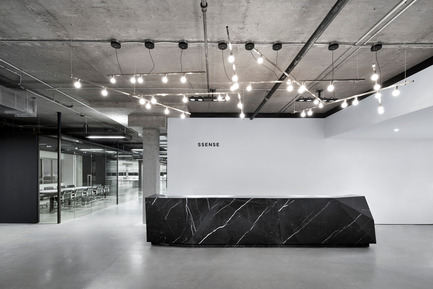 Dossier de presse | 1081-02 - Communiqué de presse | SSENSE - Humà design + architecture - Design d’intérieur commercial - Crédit photo : Adrien Williams