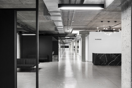 Dossier de presse | 1081-02 - Communiqué de presse | SSENSE - Humà design + architecture - Design d’intérieur commercial - Crédit photo : Adrien Williams