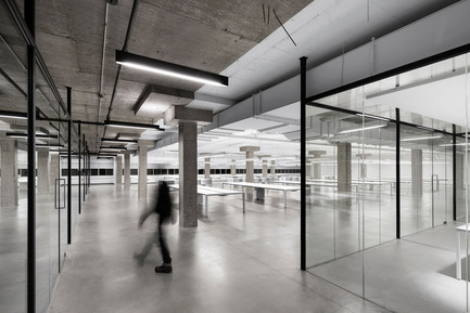 Dossier de presse | 1081-02 - Communiqué de presse | SSENSE - Humà design + architecture - Design d’intérieur commercial - Crédit photo : Adrien Williams