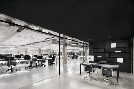 Dossier de presse | 1081-02 - Communiqué de presse | SSENSE - Humà design + architecture - Design d’intérieur commercial - Crédit photo : Adrien Williams