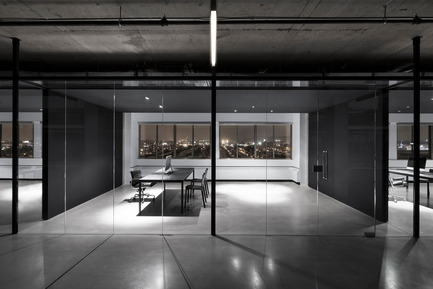 Dossier de presse | 1081-02 - Communiqué de presse | SSENSE - Humà design + architecture - Design d’intérieur commercial - Crédit photo : Adrien Williams