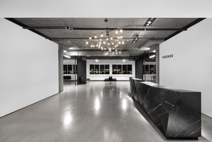 Dossier de presse | 1081-02 - Communiqué de presse | SSENSE - Humà design + architecture - Design d’intérieur commercial - Crédit photo : Adrien Williams
