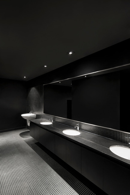 Dossier de presse | 1081-02 - Communiqué de presse | SSENSE - Humà design + architecture - Design d’intérieur commercial - Crédit photo : Adrien Williams