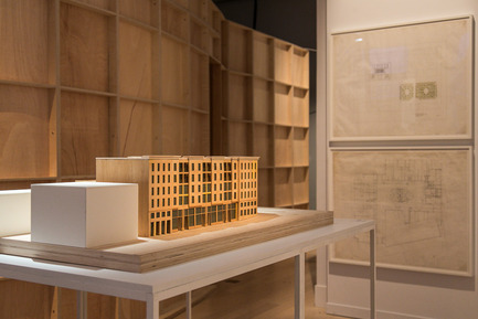 Dossier de presse | 1436-01 - Communiqué de presse | Luc Laporte, architecte. Réalisations & inédits - 1700 La Poste - Art - Maquette du projet de l'immeuble Émile-Saine (1989),vue de l'exposition Luc Laporte, architecte. Réalisations &amp; inédits, 1700 La Poste, du 17 octobre 2014 au 17 janvier 2015. &nbsp; - Crédit photo : Frederick Duchesne<br>