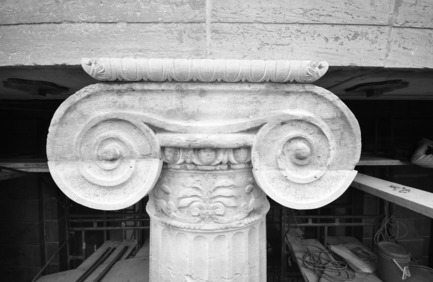 Dossier de presse | 1436-01 - Communiqué de presse | Luc Laporte, architecte. Réalisations & inédits - 1700 La Poste - Art - Détail d'une colonne, chantier du 1700 La Poste, c. 2012.&nbsp; - Crédit photo : Louise Koo / Thomas Smeesters