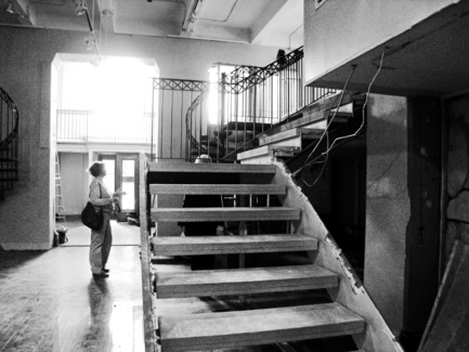 Dossier de presse | 1436-01 - Communiqué de presse | Luc Laporte, architecte. Réalisations & inédits - 1700 La Poste - Art - Madame Isabelle de Mévius sur le chantier du 1700 La Poste. c.2011 - Crédit photo : Louise Koo / Thomas Smeesters