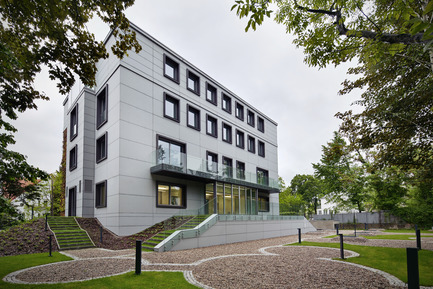 Press kit | 1139-03 - Press release | Foundation for Polish Science Headquarters - FAAB Architektura - Commercial Architecture - Garden view - Photo credit: Bartłomiej Senkowski © FAAB Architektura