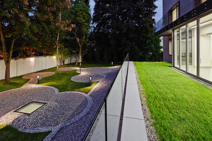Press kit | 1139-03 - Press release | Foundation for Polish Science Headquarters - FAAB Architektura - Commercial Architecture - View of garden and terrace adjacent to the groundlevel conference room - Photo credit: Bartłomiej Senkowski © FAAB Architektura