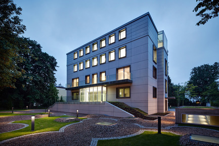 Press kit | 1139-03 - Press release | Foundation for Polish Science Headquarters - FAAB Architektura - Commercial Architecture - Garden view at dusk<br> - Photo credit: Bartłomiej Senkowski © FAAB Architektura