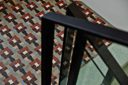 Press kit | 1139-03 - Press release | Foundation for Polish Science Headquarters - FAAB Architektura - Commercial Architecture - Detail of the flooring finished with the preserved original "corset" tiles - Photo credit: Bartłomiej Senkowski © FAAB Architektura