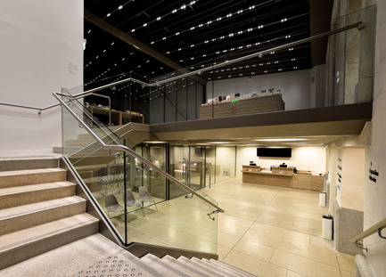 Press kit | 924-02 - Press release | Vincent van Gogh Foundation  Rehabilitation, extension. - Fluor Architecture - Institutional Architecture -  Box office and Shop at night  - Photo credit:  ©Fluor Architecture 