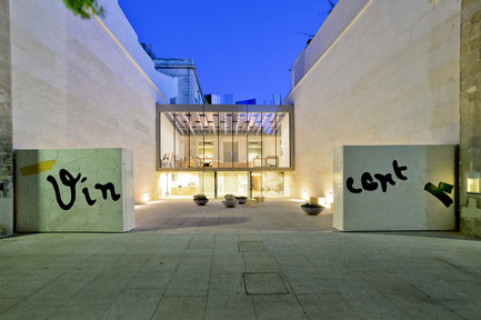 Press kit | 924-02 - Press release | Vincent van Gogh Foundation  Rehabilitation, extension. - Fluor Architecture - Institutional Architecture - Main entrance volume at night_©Bertrand Lavier “Vincent” - Photo credit: ©Fluor Architecture