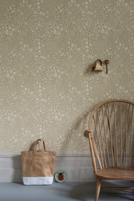 Press kit | 798-06 - Press release | Ramacieri Soligo presents Farrow & Ball paints and wallpapers - Ramacieri Soligo - Product -   Wallpaper: Ocelot. BP 3702<br>Woodwork : Shaded White, &nbsp;Estate Eggshell<br>Floor : Off White, Floor Paint&nbsp;<br><br>   - Photo credit:  Farrow &amp; Ball 