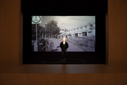 Dossier de presse | 1436-01 - Communiqué de presse | Luc Laporte, architecte. Réalisations & inédits - 1700 La Poste - Art - L'homme qui marche, théâtre de marionnette, Ubu compagnie de création, commandé par le 1700 La Poste dans le cadre de l'exposition Luc Laporte, architecte. Réalisations &amp; inédits, 1700 La Poste, du 17 octobre 2014 au 17 janvier 2015. &nbsp; - Crédit photo : Guy L'Heureux