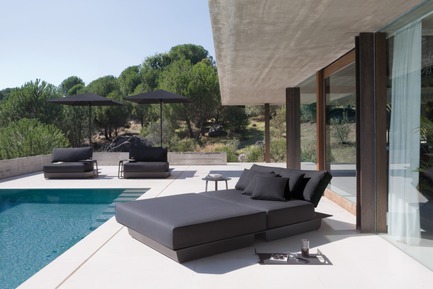 Dossier de presse | 688-05 - Communiqué de presse | Manutti apporte un vent de fraîcheur pour le printemps 2015 - Jardin de Ville - Produit - AIR CONCEPT 6 (LIT)&nbsp;coussin 132 - Crédit photo :         C. Ichou