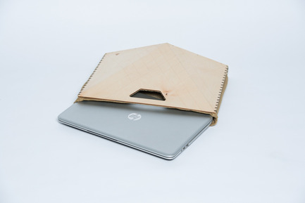Press kit | 884-04 - Press release | HEC Project 2014 Edition - Faculté d'aménagement de l'Université de Montréal - Industrial Design - Exo<br><br>Exo  allows to carry a laptop while protecting it. Its pyramid shape can  accommodate the charger and mouse. Suitable for all formats; 13" to  17.6", it consists of a felt pouch and a wooden front and base.<br><br>Émilie Bisaillon<br>Lucille Boulenger<br>Raphaël Moreau<br>Marie-Danielle Duval  - Photo credit: Olivier Ouimet 2014 - www.olivierouimet.com
