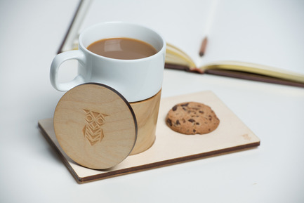 Press kit | 884-04 - Press release | HEC Project 2014 Edition - Faculté d'aménagement de l'Université de Montréal - Industrial Design - Mugzy<br><br>Mugzy warms up your heart during winter season. Its wood enveloppe and cap keep your coffee and tea hot longer. The handcrafted enveloppe fits the mug perfecctly, while remaining detachable. It comes with a small tray that can carry your cookie or your muffin along with the mug.<br><br>Nesrine Besserour<br>Yixiao Che<br> - Photo credit: Olivier Ouimet 2014 - www.olivierouimet.com