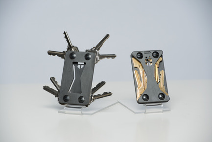 Press kit | 884-04 - Press release | HEC Project 2014 Edition - Faculté d'aménagement de l'Université de Montréal - Industrial Design -  Elüss<br><br>The organisation and transport of keys has its new standard. Brushed and anodized, this aluminum case gives a solid look for that soft of a touch. With Elüss, slip your keys in easily and say goodbye to that awkward bulk.<br><br>Yijun Huang<br>Simon Lalonde<br>Mélina Gaudreau-Tremblay<br>  - Photo credit: Olivier Ouimet 2014 - www.olivierouimet.com