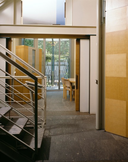 Dossier de presse | 756-09 - Communiqué de presse | Des pièces à ne pas manquer: Umberto Riva, Bijoy Jain - Centre Canadien d’Architecture (CCA) - Évènement + Exposition - Umberto Riva Architetto. Casa Frea, Milan, Lombardie, Italie, 1980-1984.Vue de la base de l’escalier montrant les panneaux de verre insérés dans les murs porteurs. Photographie d’Ezio Frea. © Sucession Ezio Frea.