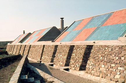 Dossier de presse | 756-09 - Communiqué de presse | Des pièces à ne pas manquer: Umberto Riva, Bijoy Jain - Centre Canadien d’Architecture (CCA) - Évènement + Exposition - Umberto Riva Architetto. Casa di Palma, Stintino, Sardaigne, Italie, 1959-1960. Vue montrant les murs de pierre extérieurs avec des ouvertures obliques, et les toitures en tuiles de couleur<br> Photographie d’Umberto Riva. © Umberto Riva.<br><br>    