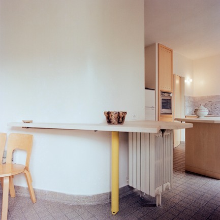 Dossier de presse | 756-09 - Communiqué de presse | Des pièces à ne pas manquer: Umberto Riva, Bijoy Jain - Centre Canadien d’Architecture (CCA) - Évènement + Exposition - Umberto Riva Architetto. Casa Insinga, Milan, Lombardie, Italie, 1987. Vue depuis la cuisine vers le séjour. Photographie de Giovanni Chiaramonte. © Giovanni Chiaramonte.<br><br>    