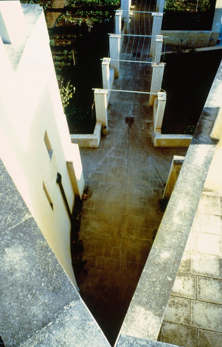 Dossier de presse | 756-09 - Communiqué de presse | Des pièces à ne pas manquer: Umberto Riva, Bijoy Jain - Centre Canadien d’Architecture (CCA) - Évènement + Exposition - Umberto Riva Architetto. Casa Miggiano, Otrante, Pouilles, Italie, 1989–1996. Vue du renfoncement dans la façade sud et de la pergola s’étendant dans le jardin. Photographie de Giovanni Chiaramonte. © Giovanni Chiaramonte.