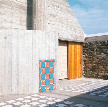 Dossier de presse | 756-09 - Communiqué de presse | Des pièces à ne pas manquer: Umberto Riva, Bijoy Jain - Centre Canadien d’Architecture (CCA) - Évènement + Exposition -  Umberto Riva Architetto. Case di Palma, Stintino, Sardaigne, Italie, 1971-1972. Vue de la cour à ciel ouvert montrant les divers matériaux employés pour les surfaces intérieures et extérieures<br> Photographie d’Umberto Riva. © Umberto Riva. 
