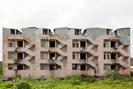 Dossier de presse | 756-09 - Communiqué de presse | Des pièces à ne pas manquer: Umberto Riva, Bijoy Jain - Centre Canadien d’Architecture (CCA) - Évènement + Exposition - Studio Mumbai Architects. Logements pour migrants, Surat, État du Gujarat, Inde, 2014-<br> Logements pour migrants typiques de Surat, montrant la répétition de la typologie de bâtiments superposés qui empêche la lumière et l’air de pénétrer à l’intérieur des appartements<br> Août 2013.&nbsp; Photographie de Mitul Desai. © Bijoy Jain. 
