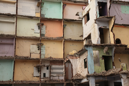 Dossier de presse | 756-09 - Communiqué de presse | Des pièces à ne pas manquer: Umberto Riva, Bijoy Jain - Centre Canadien d’Architecture (CCA) - Évènement + Exposition - Studio Mumbai Architects. Série Démolition. Demolition Series, Mumbai, Maharashtra and Surat, Gujarat, India, 2010–. Juxtaposition d’intérieurs de maisons adjacentes révélés au cours de la démolition. Août 2013. Photographie de Mitul Desai. © Bijoy Jain.<br><br>    