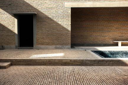 Dossier de presse | 756-09 - Communiqué de presse | Des pièces à ne pas manquer: Umberto Riva, Bijoy Jain - Centre Canadien d’Architecture (CCA) - Évènement + Exposition - Studio Mumbai Architects. Maison d’Ahmedabad, Ahmedabad, État du Gujarat, Inde, 2012-2014. Vue vers le nord de la cour centrale, montrant le bassin en marbre vert. Avril 2014. Photographie de Srijaya Anumolu. © Bijoy Jain.