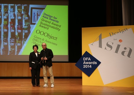 Press kit | 1173-03 - Press release | Recognises Asia’s Design Excellence & Honours Outstanding Design Giants - DFA Awards 2014 - Hong Kong Design Centre (HKDC) - Competition - Ms. Susie HO, JP (left), Permanent Secretary for Commerce and Economic Development Bureau (Communications &amp; Technology), confers the Design for Asia Awards 2014 – Grand Award and Sustainability Award upon the representative of the company Green &amp; Associates (HK) Ltd. for the winning project OOObject. - Photo credit: Hong Kong Design Centre-DFA Awards
