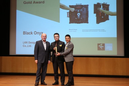 Press kit | 1173-03 - Press release | Recognises Asia’s Design Excellence & Honours Outstanding Design Giants - DFA Awards 2014 - Hong Kong Design Centre (HKDC) - Competition - Mr. Paul PRIESTMAN (left), Founding Director of Priestman Goode Ltd., bestows the Design for Asia Awards 2014 – Gold Award (Product &amp; Industrial Design) upon the representative of the company LKK Design Shenzhen Co., Ltd. for the winning project Black Onyx. - Photo credit: Hong Kong Design Centre-DFA Awards