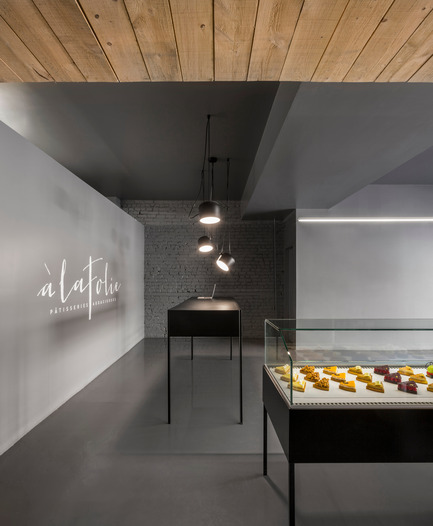 Press kit | 1072-03 - Press release | Design of a pastry shop, storefront - Atelier Moderno & Anne Sophie Goneau - Commercial Architecture - Photo credit: Stéphane Groleau