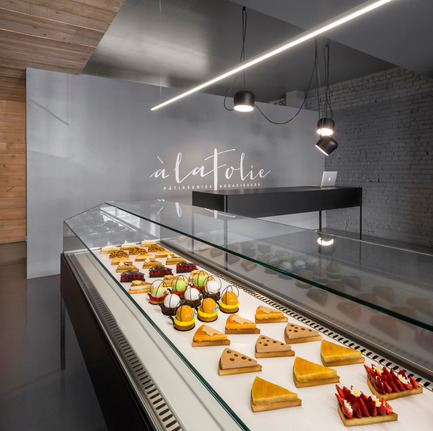 Press kit | 1072-03 - Press release | Design of a pastry shop, storefront - Atelier Moderno & Anne Sophie Goneau - Commercial Architecture - Photo credit: Stéphane Groleau