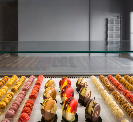 Press kit | 1072-03 - Press release | Design of a pastry shop, storefront - Atelier Moderno & Anne Sophie Goneau - Commercial Architecture - Photo credit: Stéphane Groleau