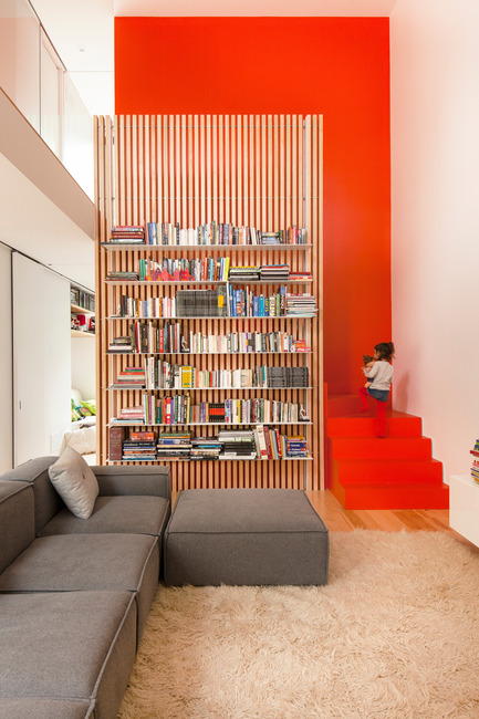 Dossier de presse | 1113-03 - Communiqué de presse | Maison de Gaspé - la SHED architecture - Architecture résidentielle - Bibliothèque et escalier - Crédit photo : Maxime Brouillet