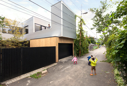 Dossier de presse | 1113-03 - Communiqué de presse | Maison de Gaspé - la SHED architecture - Architecture résidentielle - Vue de la ruelle - Crédit photo : Maxime Brouillet