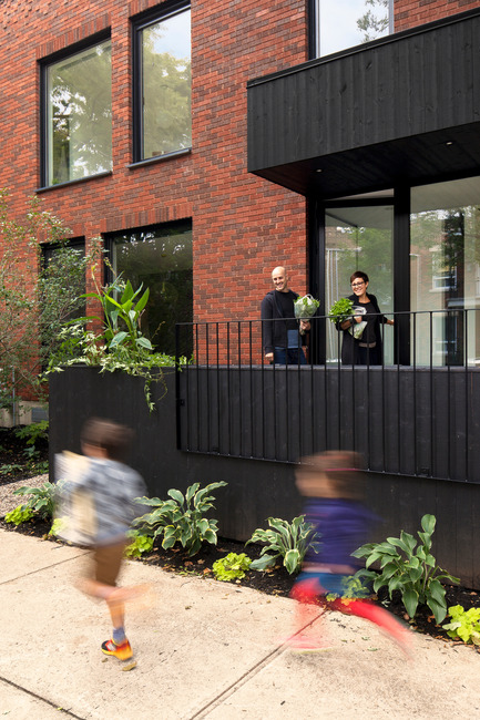 Dossier de presse | 1113-03 - Communiqué de presse | Maison de Gaspé - la SHED architecture - Architecture résidentielle -  Vue de la façade, avenue De Gaspé  - Crédit photo : Maxime Brouillet
