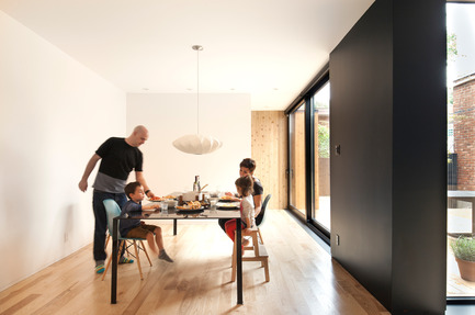 Dossier de presse | 1113-03 - Communiqué de presse | Maison de Gaspé - la SHED architecture - Architecture résidentielle - Salle à manger - Crédit photo : Maxime Brouillet